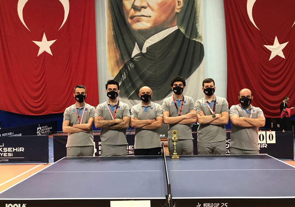 Bir bir veya daha fazla kişi ve ayakta duran insanlar görseli olabilir