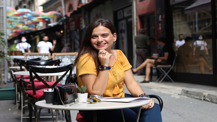 “Bakmadan Gezme” isimli gezi programıyla dikkatleri üzerine çeken Tuğçe Şen Baş.