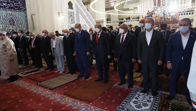 Cumhurbaşkanı Erdoğan, Kurban Bayramı Namazı’nı Lefkoşa Hala Sultan Camii’nde kıldı