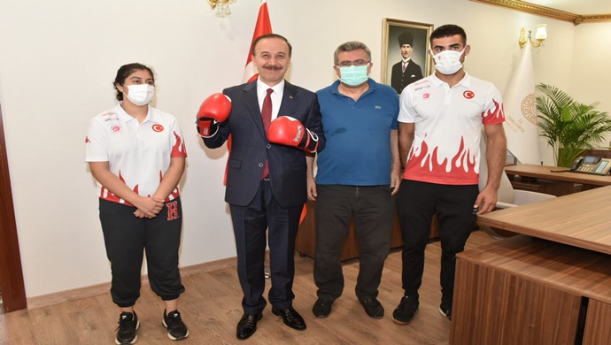 Vali Erin, Kick Boks Şampiyonlarını Ödüllendirdi