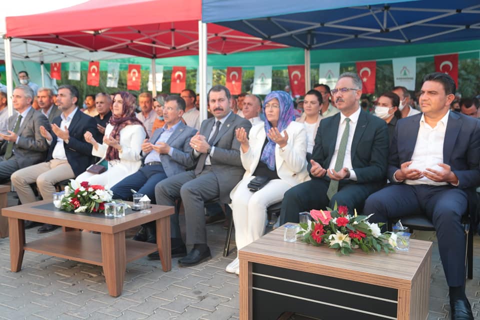 Bir 13 kişi, oturan insanlar ve ayakta duran insanlar görseli olabilir