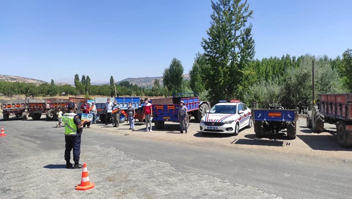 Başkan Doğan Güven , Jandarma Trafik Tim Komutanlığı ile Beraber Traktörlere Reflektör taktık