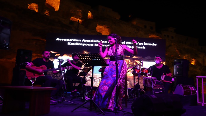 KIZILKOYUN NEKROPOLÜ’NDE PANEL SONRASI MUHTEŞEM KONSER