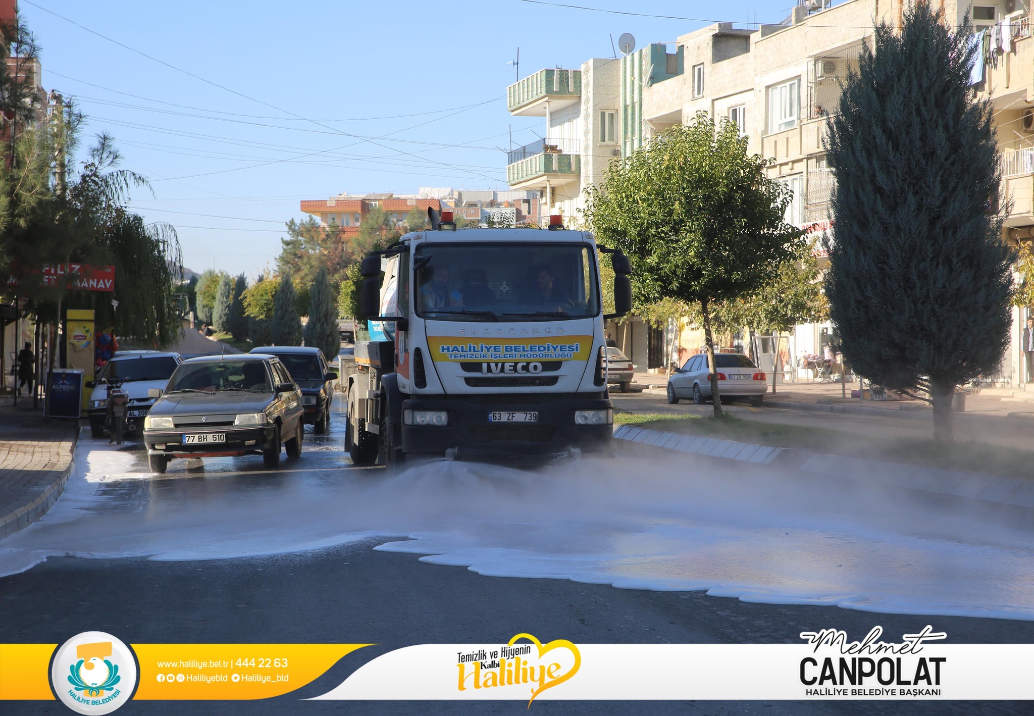 Bir 1 kişi, araba, yol ve yazı görseli olabilir