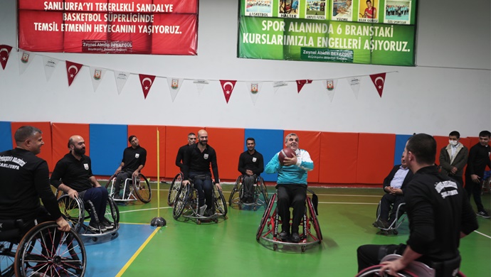 BAŞKAN BEYAZGÜL ENGELLİLERLE BASKETBOL VE GOALBALL OYNADI