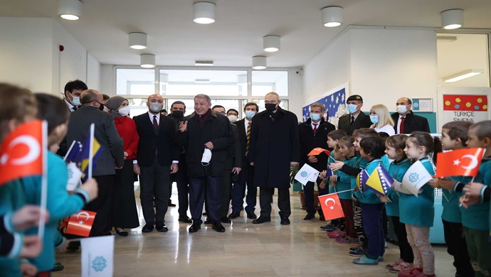 Saraybosna’daki Minik Öğrencilerden Millî Savunma Bakanı Hulusi Akar’a Coşkulu Karşılama