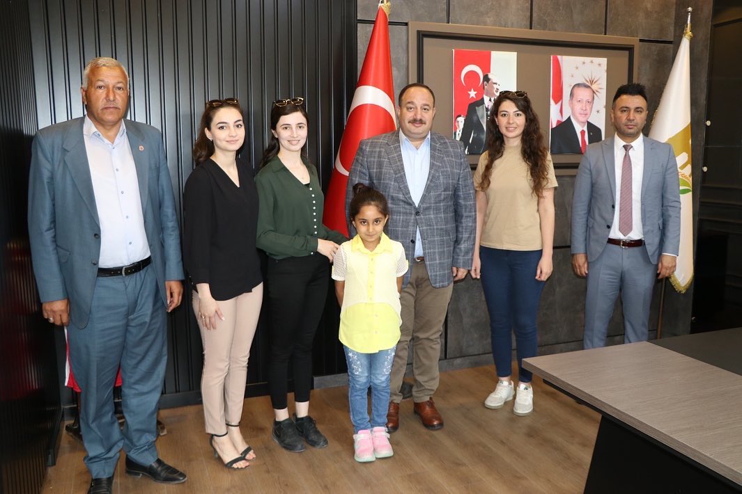 BAŞKAN EKİNCİ, KOLTUĞUNU KÜÇÜK HİRANUR’A DEVRETTİ