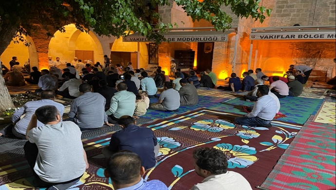 HARRAN BELEDİYESİNDEN VATANDAŞLARA ŞERBET VE ZERDE İKRAMI