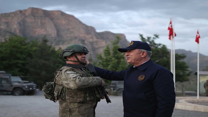 Millî Savunma Bakanı Hulusi Akar ve Beraberindeki TSK Komuta Kademesi Geceyi Çukurca’da Geçirdi