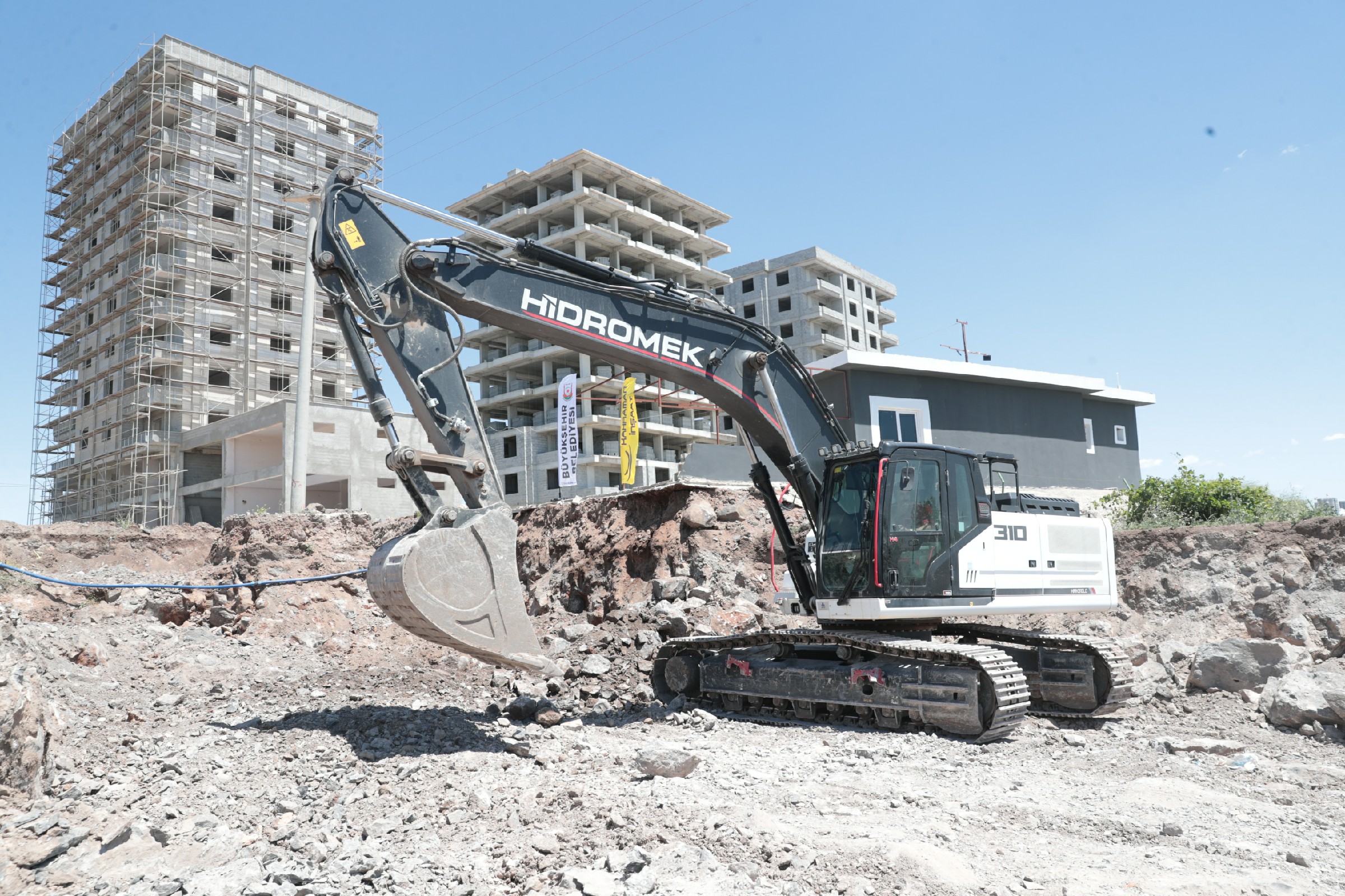 BAŞKAN BEYAZGÜL ŞEHİT ORHAN İRKARLI BULVARINDAKİ ÇALIŞMALARI İNCELEDİ