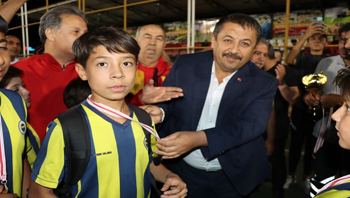 FUTBOL ŞÖLENİNDE ŞAMPİYONLUK KUPASINI FENERBAHÇE KAZANDI