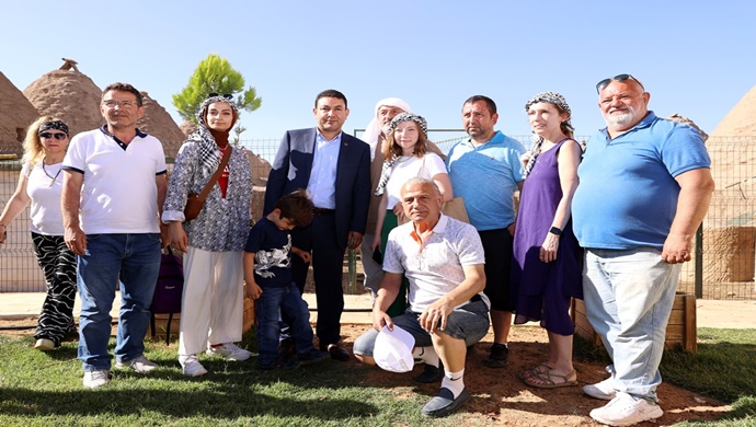 BAŞKAN ÖZYAVUZ: ANADOLU YAZARLAR VE GAZETECİLER ÜYELERİNİ HARRAN’DA MİSAFİR ETTİ.