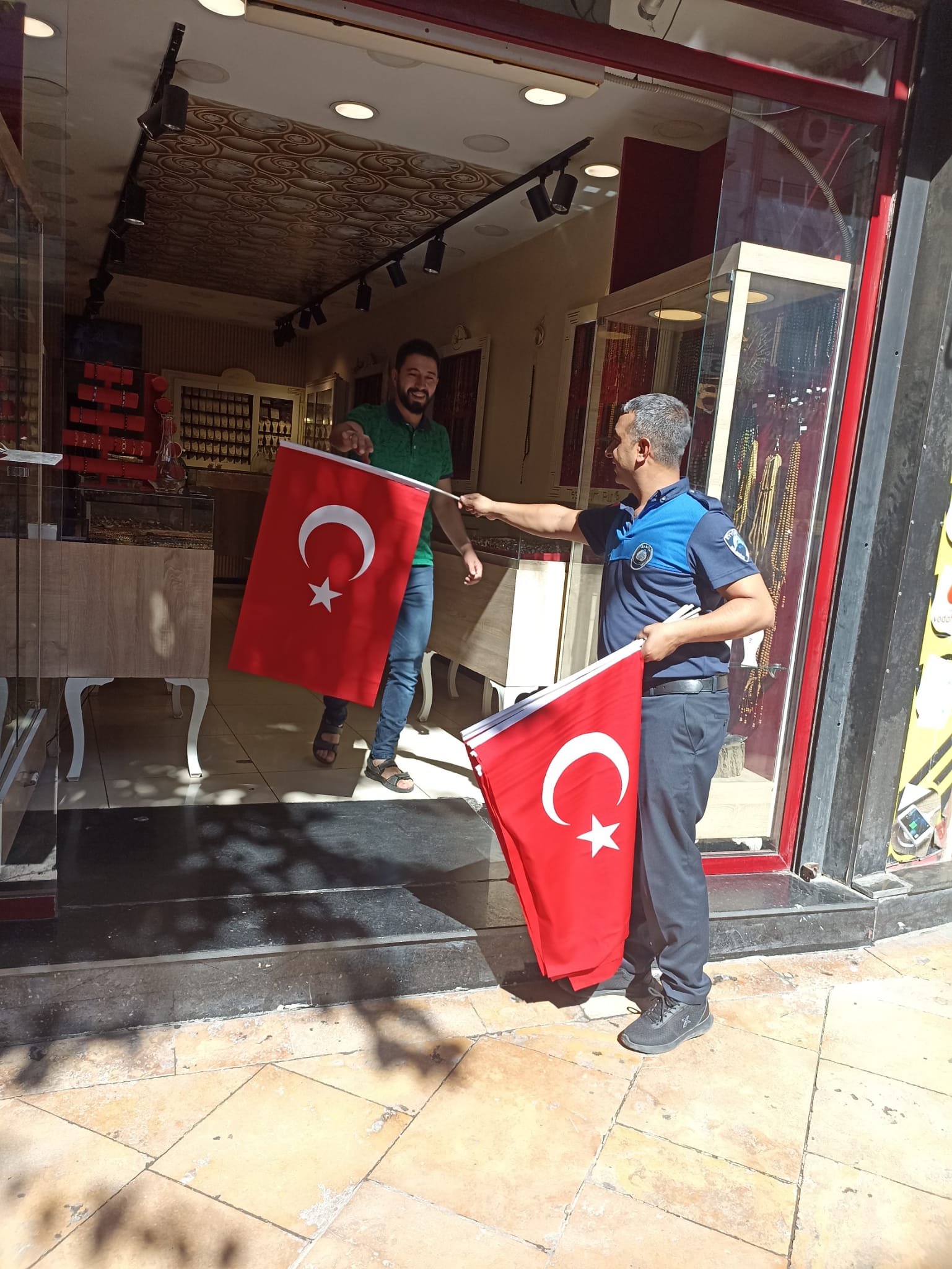 Eyyübiye Belediyesi İlçede Binlerce Bayrak Dağıttı