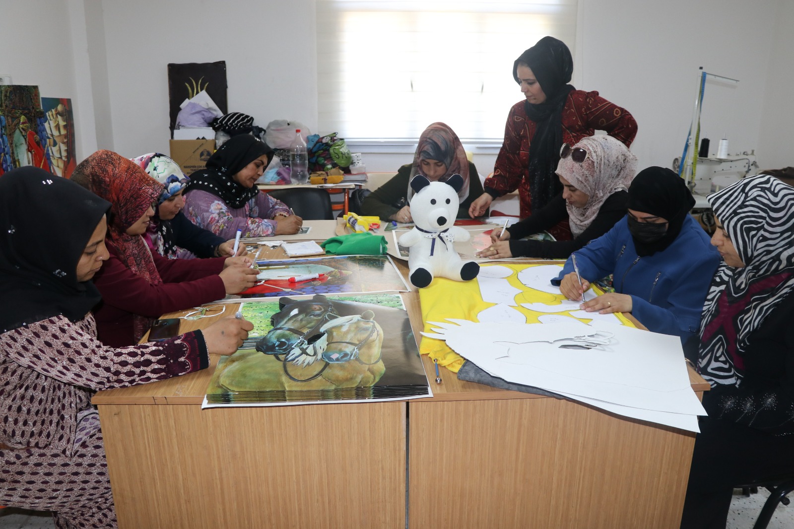 AKÇAKALELİ KADINLAR RÖLYEF KURSU İLE YÖRESEL TABLOLAR YAPIYOR