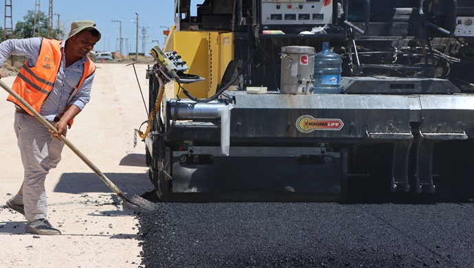 BÜYÜKŞEHİR BELEDİYESİNDEN SİVEREK’TE ASFALT ATAĞI