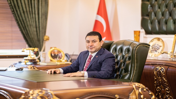 HARRAN BELEDİYE BAŞKANI MAHMUT ÖZYAVUZ: 2023 YILININ TÜM İNSANLIK İÇİN HAYIRLI BİR YIL OMASINI DİLİYORUM