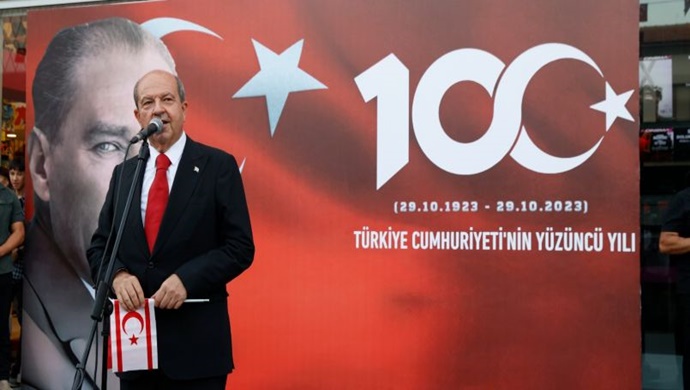 Cumhurbaşkanı Ersin Tatar, Türkiye Cumhuriyeti’nin kuruluşunun 100’ncü yıl nedeniyle düzenlenen kortej yürüyüşünde konuştu