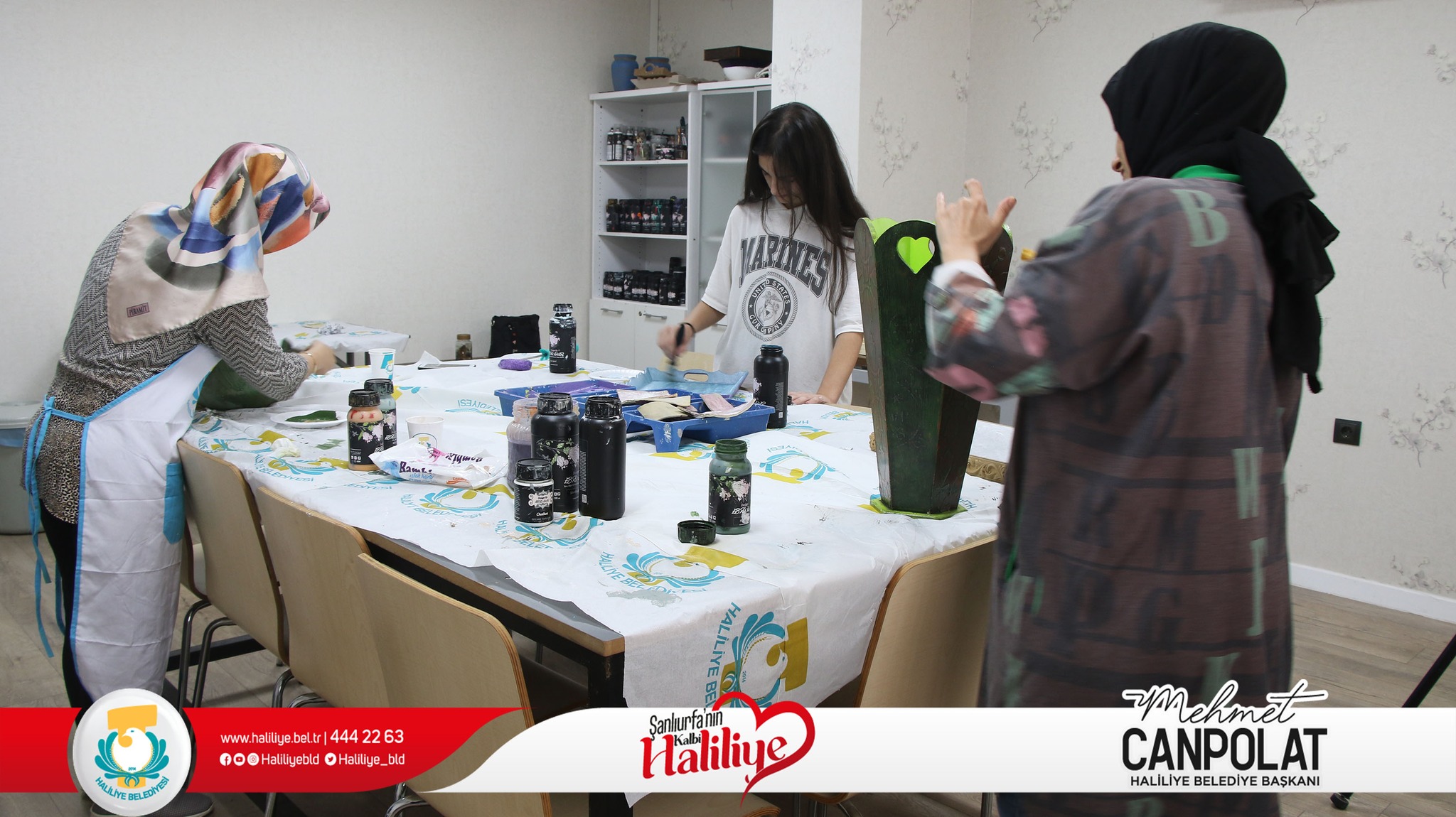 Bir 3 kişi ve yazı görseli olabilir