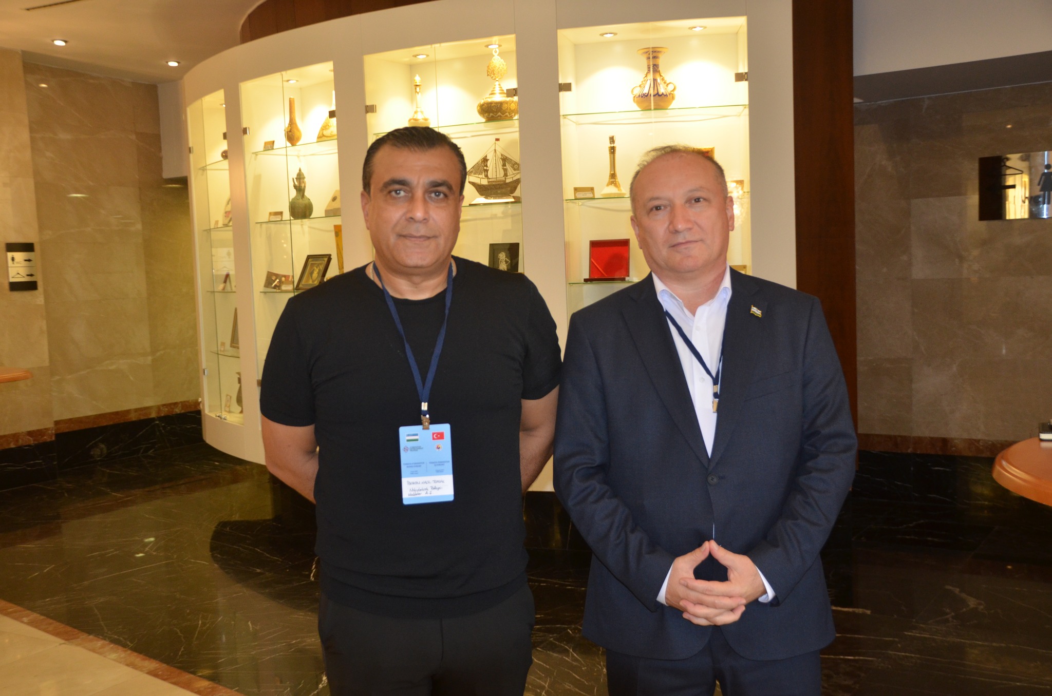 Bir 2 kişi ve yazı görseli olabilir