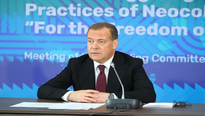 Dmitry Medvedev: Batılı ülkelerin yarattığı kurallar, kendi çıkarlarını desteklemek ve diğer ülkelerden para kazanma girişimleridir