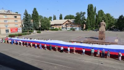 Lutugino LPR’de Birleşik Rusya aktivistleri 50 metrelik Rus bayrağını açtılar