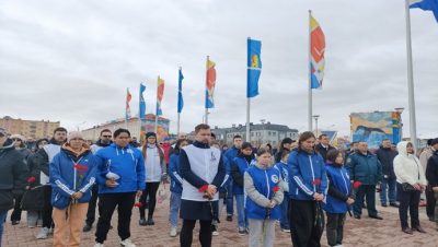 Активисты «Единой России», МГЕР и «Волонтёры Победы» возложили живые цветы к мемориалу «Чукотка – фронту» в Анадыре