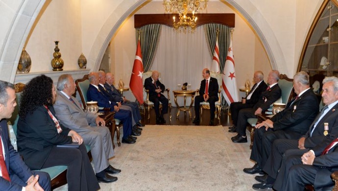 Cumhurbaşkanı Ersin Tatar, Emekli Tümgeneral Cumhur Evcil başkanlığındaki 20 Temmuz Kıbrıs Zaferi Kutlama Dayanışma ve Kültür Derneği heyetini kabul etti