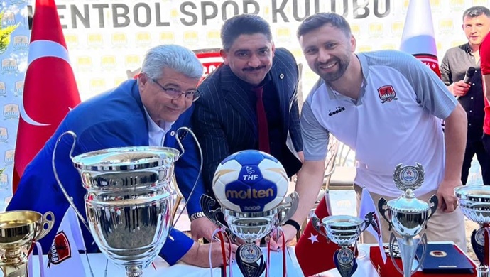 ANKARA HENTBOL SPOR KULÜBÜ YÖNETİM KURULU BAŞKANI AZİZ KIZILCA BAŞKANLIĞINDA İMZA TÖRENİ YAPILDI