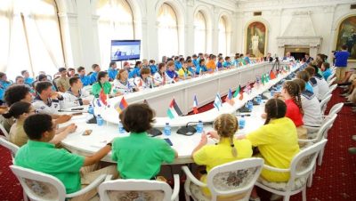 “Birleşik Rusya” Yalta’da “Artek – çocuk diplomasisinin başkenti” yuvarlak masa düzenledi