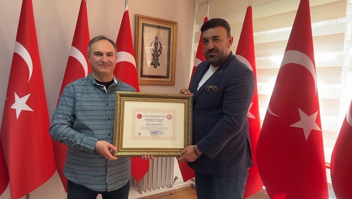 SERDENGEÇTİ DERNEĞİNDEN SU GRUP ENERJİ YÖNETİM KURULU BAŞKANI İŞ İNSANI ERTUĞRUL AYHAN`A TEŞEKKÜR BELGESİ