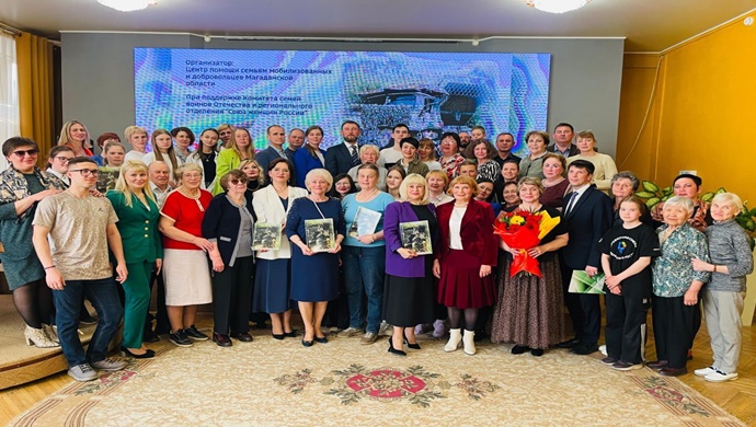 Magadan’da Birleşik Rusya’nın desteğiyle “Zaferi Birlikte Örmek” fotoğraf albümünün tanıtımı yapıldı