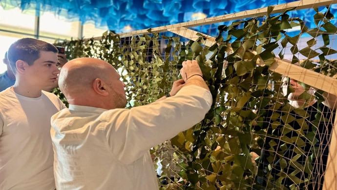 Birleşik Rusya’nın katılımıyla Astrahan aktivistleri 100 metrelik kamuflaj ağı örüyor